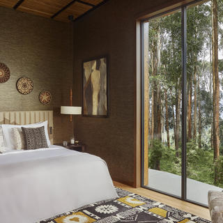 Immerse yourself completely in the wild Rwandan gardens with an extended private space facing the flora. Soak up the rare beauty as you bathe in your outdoor bathtub or shower, lounge on the spacious deck, or dine in the fresh forest air. Inside, your striking master bedroom is complemented with expansive living and dining, so you have the best of both worlds for every mood.