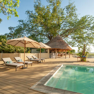 Kafunta River Lodge - Infinity pool near the lounge