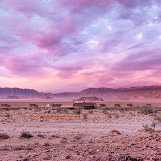 Wir laden Sie ein, die Schönheit und Ruhe der Hoodia Desert Lodge zu erleben, umgeben von majestätischen Bergen am Ufer des Tsauchab River. Nur eine 20-minütige Fahrt bringt Sie zum Sesriem-Tor, dem Eingang zu den weltberühmten roten Sanddünen des Sossusvlei.