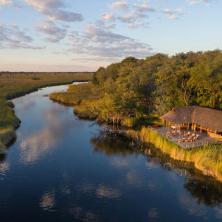 Ein Luftbild von Camp Xakanaxa mit Blick auf den Khwai Fluss im Moremi Game Reserve