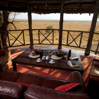 Entspannen Sie sich nach einem langen Tag in der Katavi Wildlife Camp Lounge mit Blick auf die Katisunga-Ebene