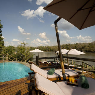 Die Serena Mivumo River Lodge verfügt über einen atemberaubenden Pool mit Blick auf den Fluss Rufiji und ist ein perfekter Ort, um zu entspannen und die atemberaubende Aussicht zu genießen, während Sie ein erfrischendes Bad nehmen. Der Poolbereich ist auch mit bequemen Liegestühlen und Sonnenschirmen ausgestattet, auf denen sich die Gäste entspannen und die afrikanische Sonne genießen können.