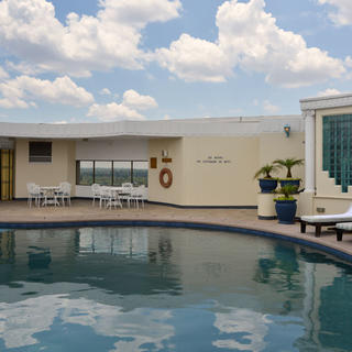 Schwimmbad und Terrasse im Meikles Hotel