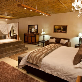 Verbringen Sie eine unvergessliche Nacht im Luxus und Komfort unserer speziell eingerichteten Flitterwochen-Suite Azapa. Sie werden Komfort und Opulenz erleben, die Ihren Aufenthalt zu einem unvergesslichen Erlebnis machen.