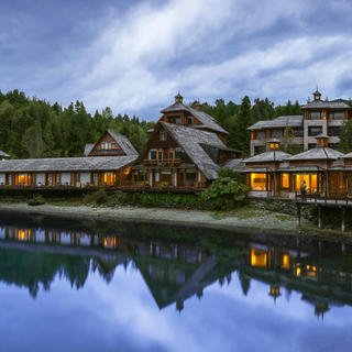 A beautiful built ecolodge that becomes one with the landscape, keeping with the language of the island of Chiloe’s architecture, with such elements as wood, stone and tiles. All venues are project themselves to the beautiful view offered by the fjords. The decoration, simple and warm, creates a family-like atmosphere that invites to enjoy the nature-blessed surroundings.
