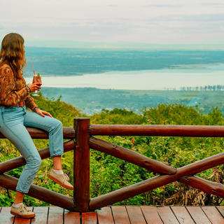 Die Bar-Terrasse bietet einen Blick auf den Lake Manyara.