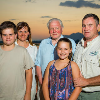 Nick &amp; Desiree Murray, mit ihren Kindern, Jed und Tait, mit Sir David Attenborough