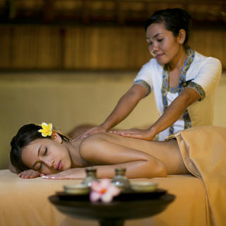 Mango Tree Spa delves into Lombok’s traditions and collective ancient wisdom on wellness to inspire its most unique and innovative treatments. Beneath the boughs of the Mango Tree, in a luxurious sanctuary of holistic healing and wellness that works, prepare to turn off your mind, relax and float downstream.