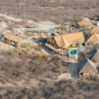 Safarihoek Lodge auf der Seite eines Ausbruchs mit Blick auf den Etosha Nationalpark Ebenen gebaut