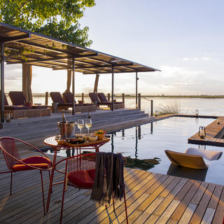 Das Osprey Retreat bietet eine Safari-Boutique, Snack- und Getränketheke sowie eine einladende „coole Terrasse“ mit Liegestühlen im Pool
