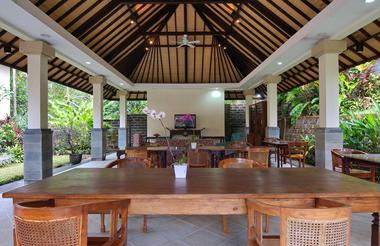 https://www.facebook.com/CempakaBelimbingVillas/photos/a.304623169596750.70590.299161506809583/1020668097992250/?type=3&theater