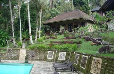 https://www.facebook.com/CempakaBelimbingVillas/photos/a.333465426712524.76839.299161506809583/969355773123483/?type=1&theater