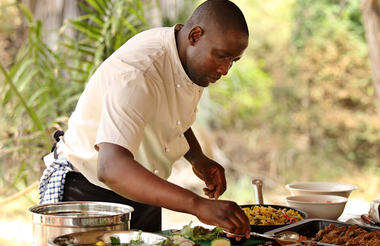 Roho ya Selous - Chef serving lunch
