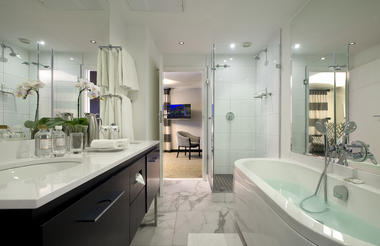 King Suite Bathroom 