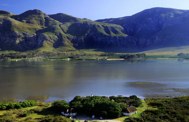 Mosaic Lagoon Lodge overlooking the beautiful Overberg Mountains.