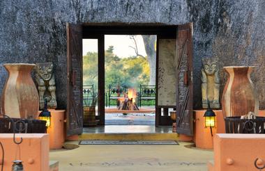 Hoyo Hoyo Safari Lodge - Entrance