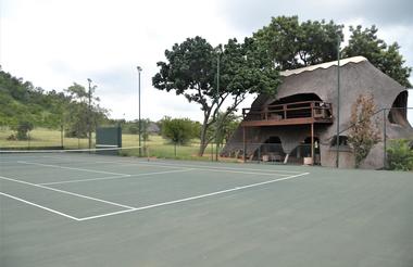 Tennis court and viewing pavlion at Ulusaba