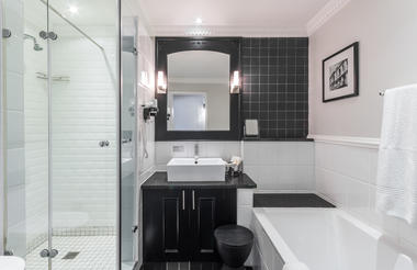 1 Bedroom Apartment Bathroom