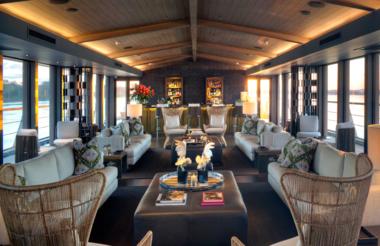 Aqua Nera Indoor Lounge & Bar