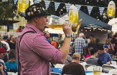 Trink einen Stiefel Bier - Drinking from the boot