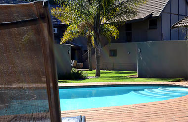 The Willow Inn - Swimming Pool View