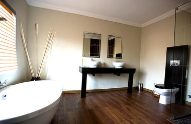 Outlook Lodge- Lakefield- Twin Room Bathroom