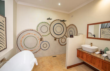 Signature Bathroom - Double shower & Bath 