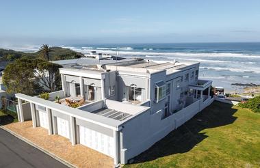 Hermanus Beachfront Lodge - Walking distance to Voelklip Beach