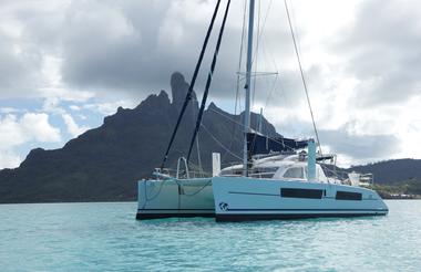 Unser Katamaran Tschaikowsky mit Mt. Otemanu im Hintergrund