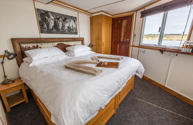 Pangolin Voyager Houseboat double bed