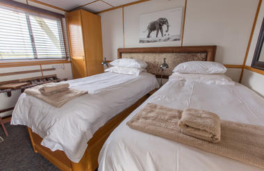Pangolin Voyager Houseboat twin bed