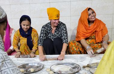 Wenche prøver seg som brødbaker i Gurudwara Bangla Sahib