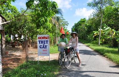 Sykkeltur med alternativ sykkelhjelm ...