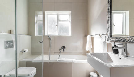 Tidal Pool - Traditional Family 3 Bedroom Apartment | Bathroom