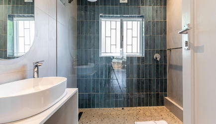 Village Apartments - Standard Studio | Bathroom