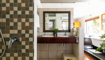 Village Apartments - Romantic Studio | Bathroom