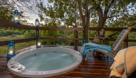 Luxury Suite Heated Jacuzzi