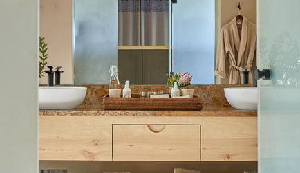 Spacious ensuite double vanity