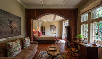 Lounge area in Marlon's Room