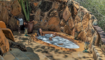 Family Cottage Bathtub Champagne
