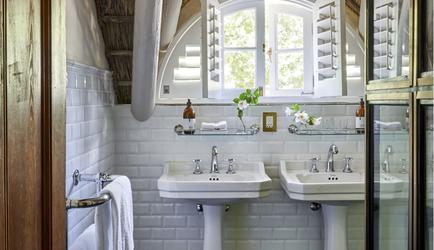 Double sinks under the thatch