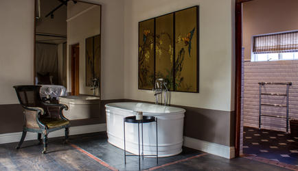 Bath tub in-room