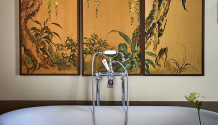 Tub in-room