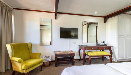 Knysna Log-Inn Deluxe Room
