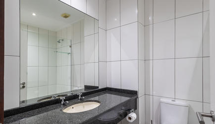 Knysna Log-Inn Deluxe Room bathroom