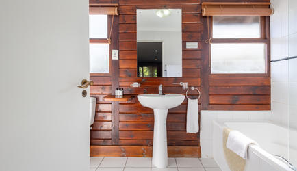 Graywood Wing Standard - bathroom