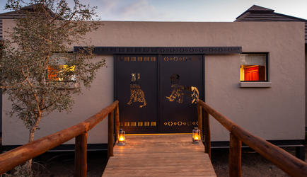 Cheetah and Rhino Suite - screens at entrance