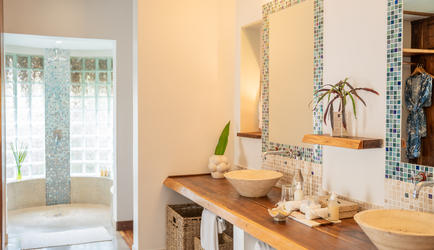 LUXURY BEACH VILLA - Beach style bathrooms