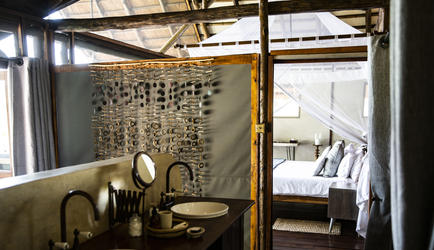 Chiawa Camp Safari Suite washbasins and bed