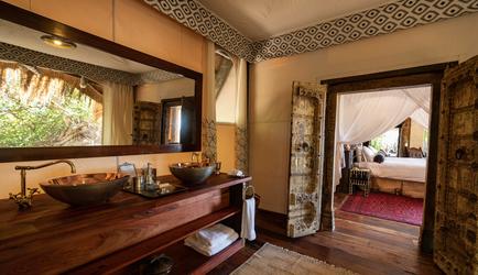 Selinda Camp guest suite bathroom
